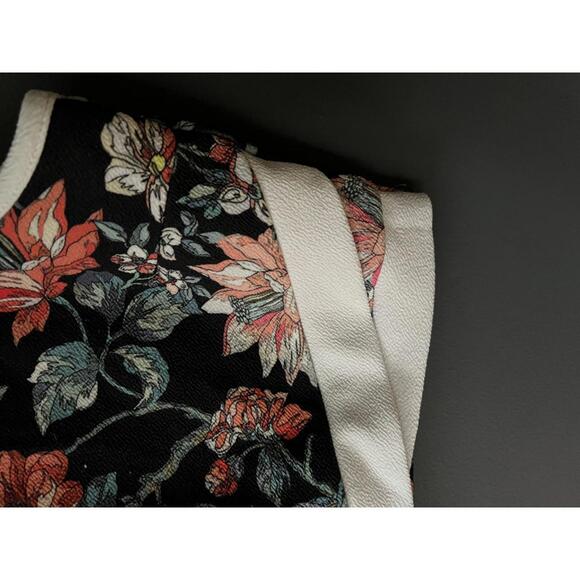 Papaya Floral Crop Tank Top with White Trim - Picture 5 of 8